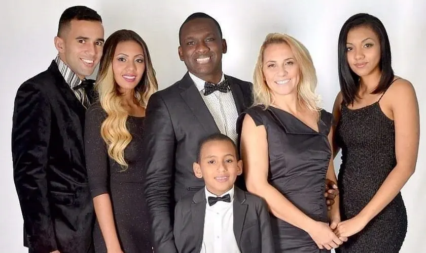 Robson Staines e sua família. (Foto: Arquivo pessoal)